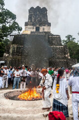 Sacerdotes mayas en la celebración del Bak´tun 13