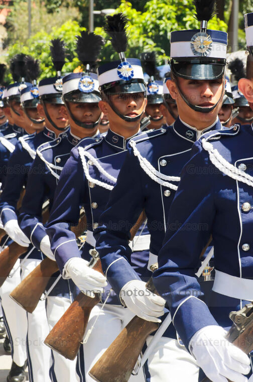 Cadetes de la Escuela Politecnica en el Desfile del 15 de septiembre