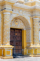 Atrio y puerta santa de la iglesia de La Merced