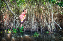 Modelo entre bosque de mangle
