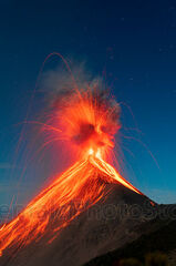 Erupción nocturna del Volcán de Fuego