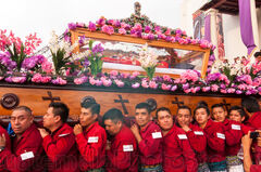 Devotos cargadores de la imagen del Cristo Yacente de Santiago Atitlán