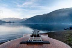 Guitarra a orillas del lago de Atitlán, Sololá