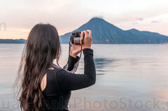 Joven turista toma fotos en el Lago de Atitlán