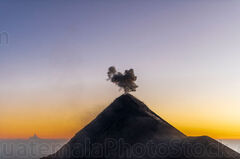 Erupción del Volcán de Fuego al Atardecer