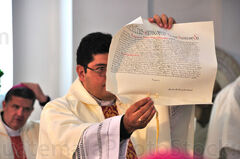 Lectura del nombramiento de Monseñor Oscar Julio Vian Morales, sbd