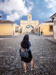 Turista en calle del Arco de Santa Catalina, Antigua Guatemala