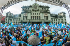 Protesta pacífica #27A frente al Palacio Nacional de la Cultura