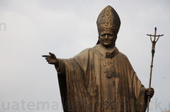 Monumento a San Juan Pablo II en las afueras de la Basílica de Guadalupe