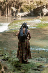 Mujer frente al río
